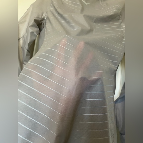 Hoka One One Performance Shield Jacket - Picture 9 of 10